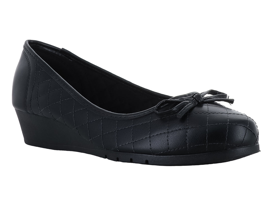 Zapato plano negro para mujer con textura acolchada en rombos y un pequeño moño decorativo al frente.
