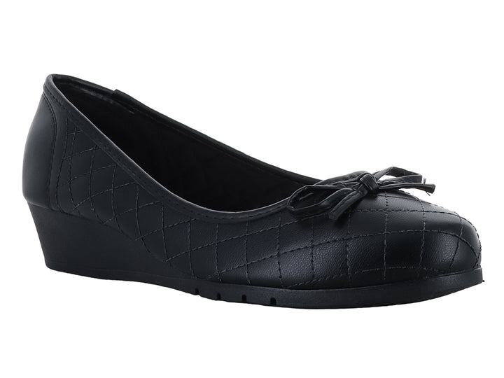 Zapato plano negro para mujer con textura acolchada en rombos y un pequeño moño decorativo al frente.