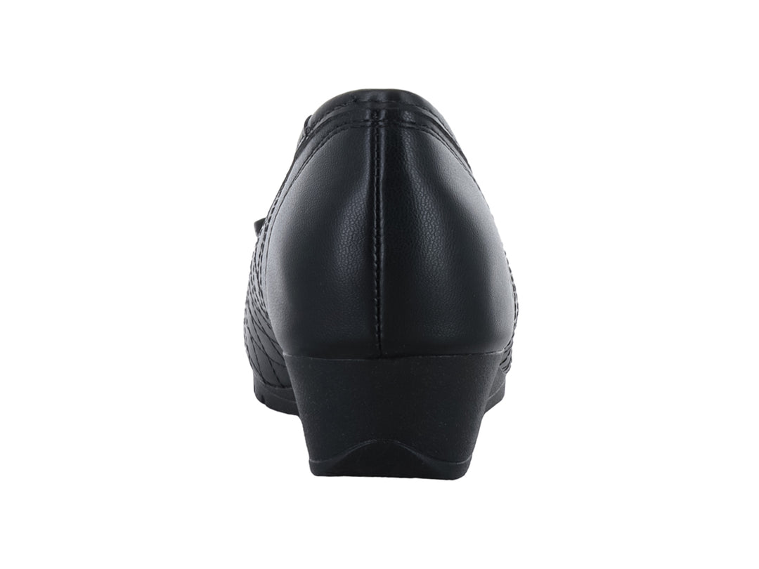 Zapato plano negro para mujer con textura acolchada en rombos y un pequeño moño decorativo al frente.
