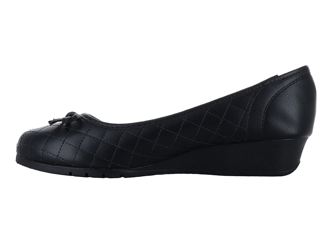 Zapato plano negro para mujer con textura acolchada en rombos y un pequeño moño decorativo al frente.