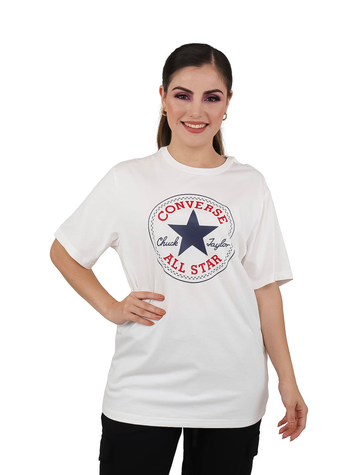 Playera blanca de manga corta con logotipo circular de Converse en el centro del pecho.