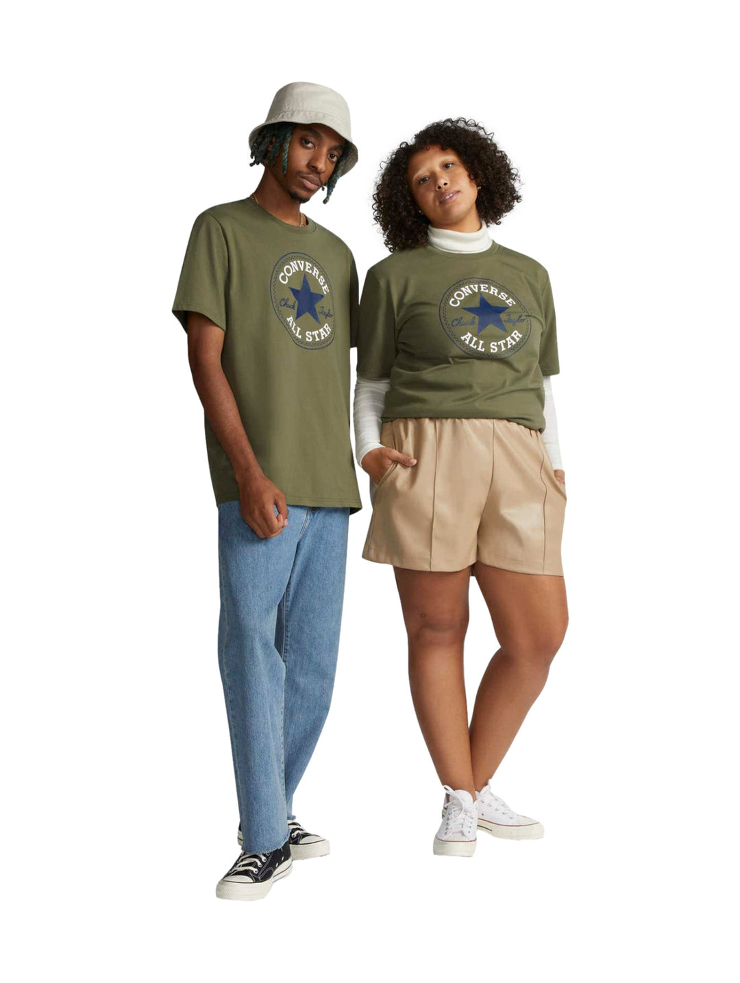 Dos modelos vistiendo playeras de manga corta color verde oliva con logo de Converse en el pecho.