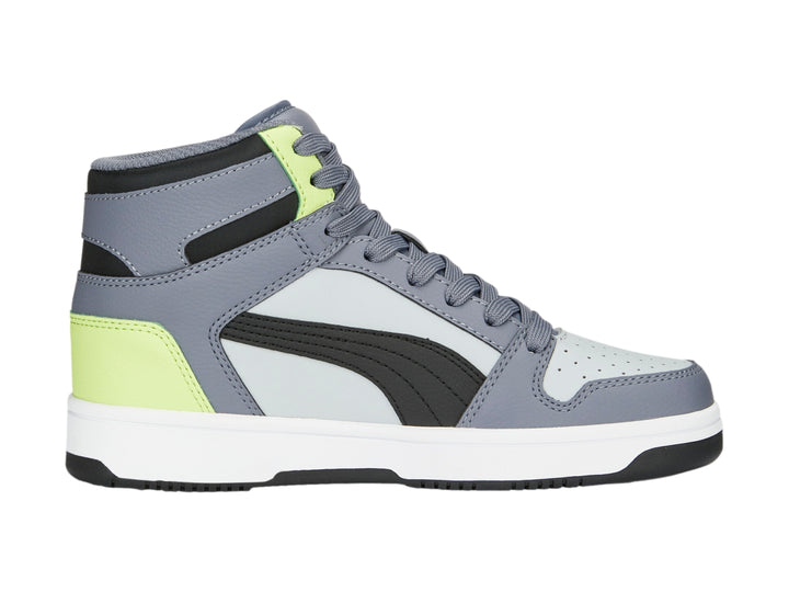 Tenis PUMA Rebound Layup SL JR en color gris con detalles en negro y verde neón, diseño de bota alta para niños.