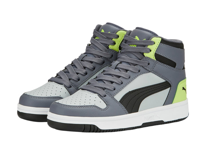 Tenis PUMA Rebound Layup SL JR en color gris con detalles en negro y verde neón, diseño de bota alta para niños.