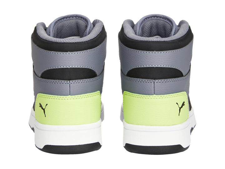 Tenis PUMA Rebound Layup SL JR en color gris con detalles en negro y verde neón, diseño de bota alta para niños.