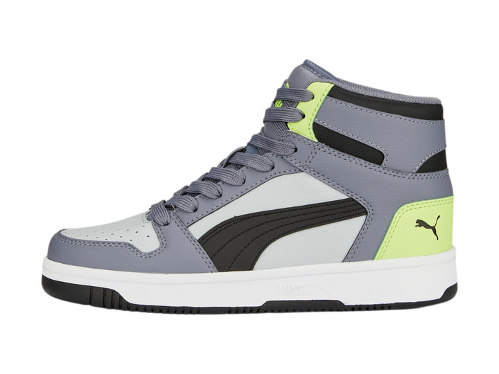 Tenis PUMA Rebound Layup SL JR en color gris con detalles en negro y verde neón, diseño de bota alta para niños.