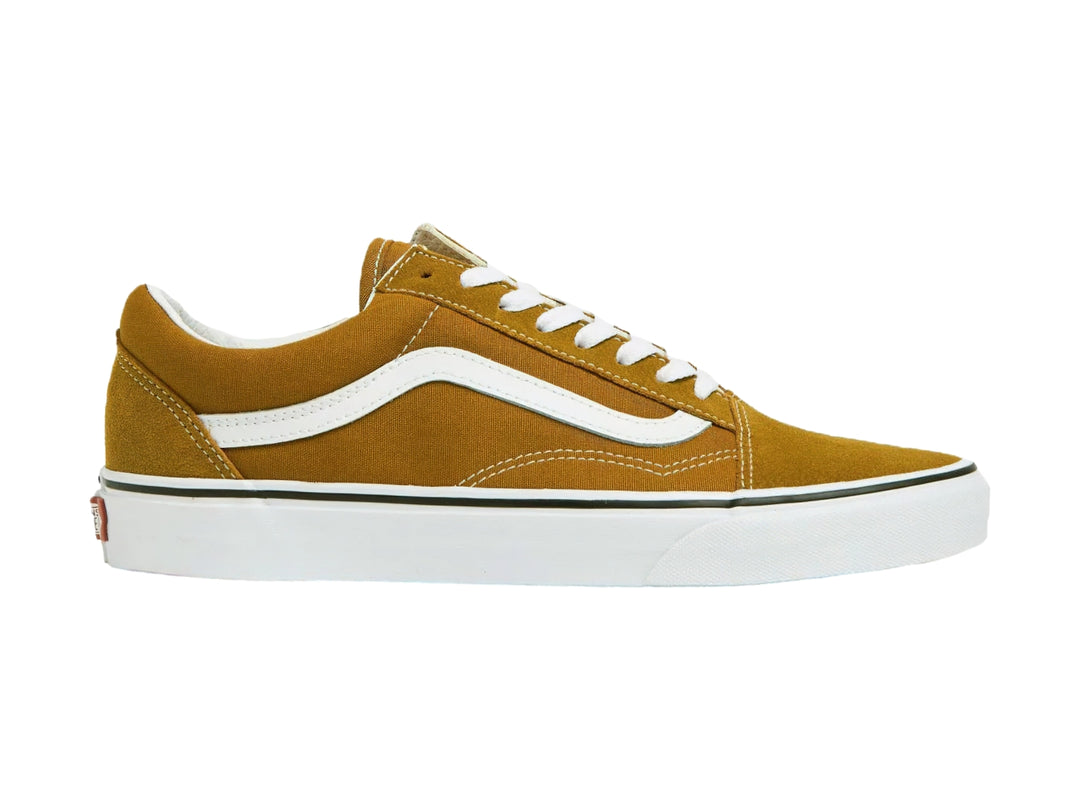 Tenis VANS Old Skool en color café dorado con franja y suela blancas sobre fondo blanco.