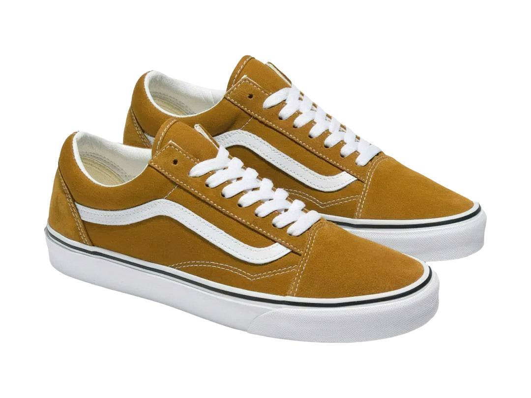 Tenis VANS Old Skool en color café dorado con franja y suela blancas sobre fondo blanco.