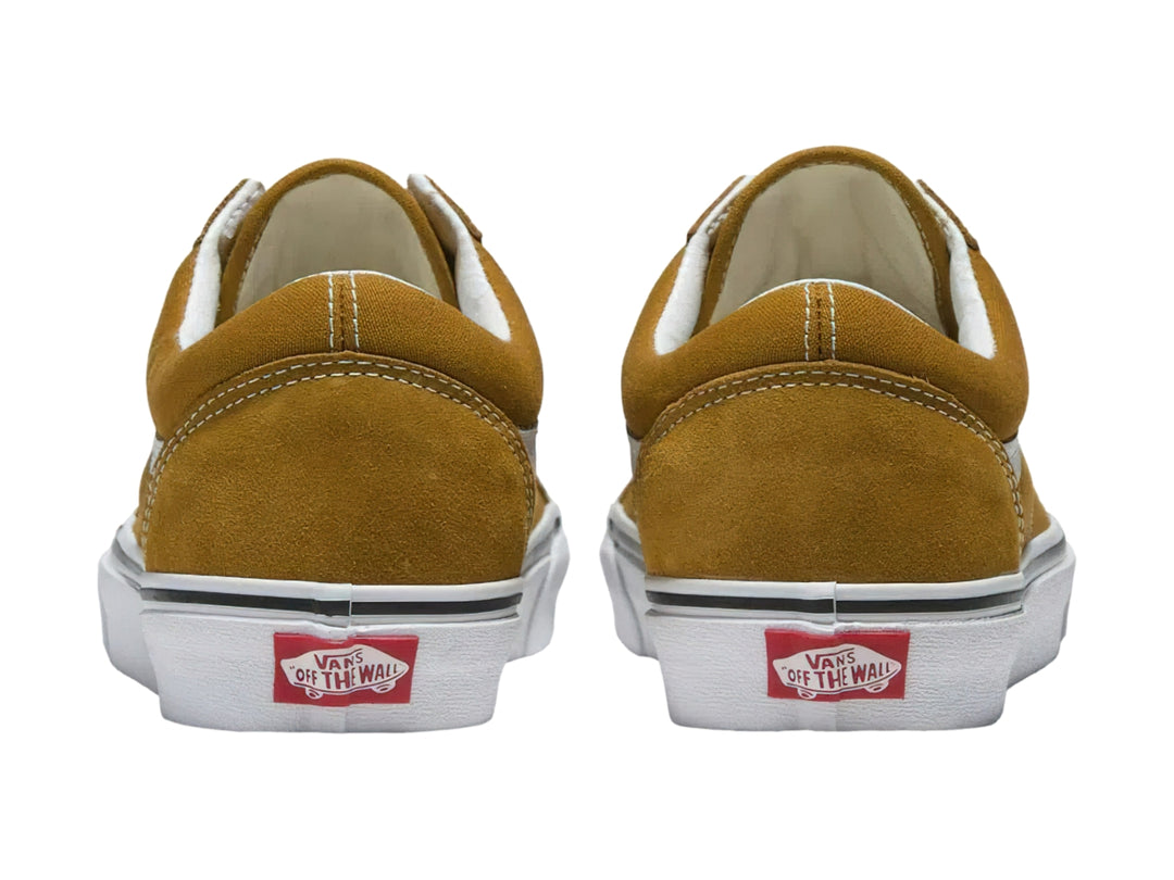 Tenis VANS Old Skool en color café dorado con franja y suela blancas sobre fondo blanco.