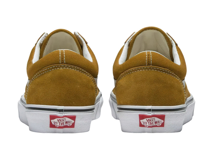 Tenis VANS Old Skool en color café dorado con franja y suela blancas sobre fondo blanco.