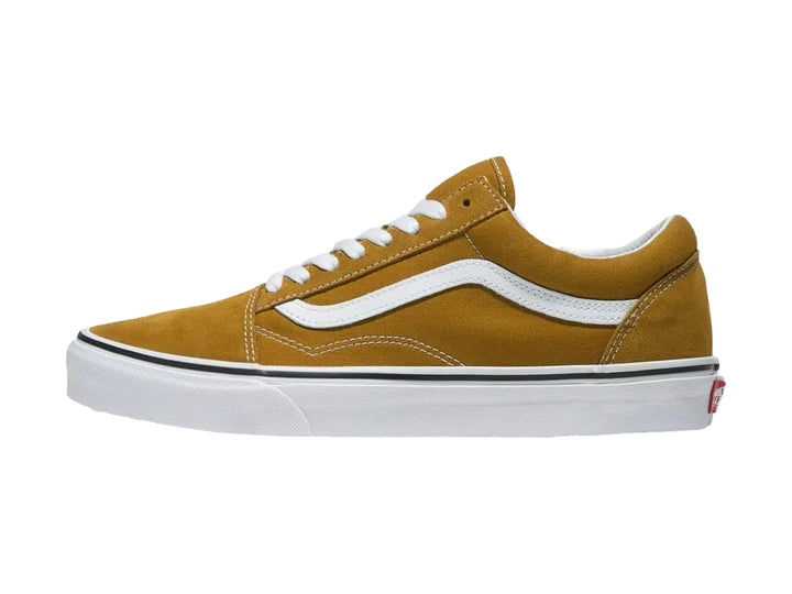 Tenis VANS Old Skool en color café dorado con franja y suela blancas sobre fondo blanco.
