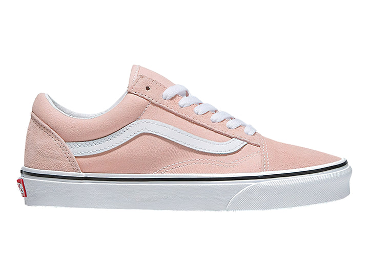 Tenis Vans Old Skool color rosa Rose Smoke con detalles y suela blanca.