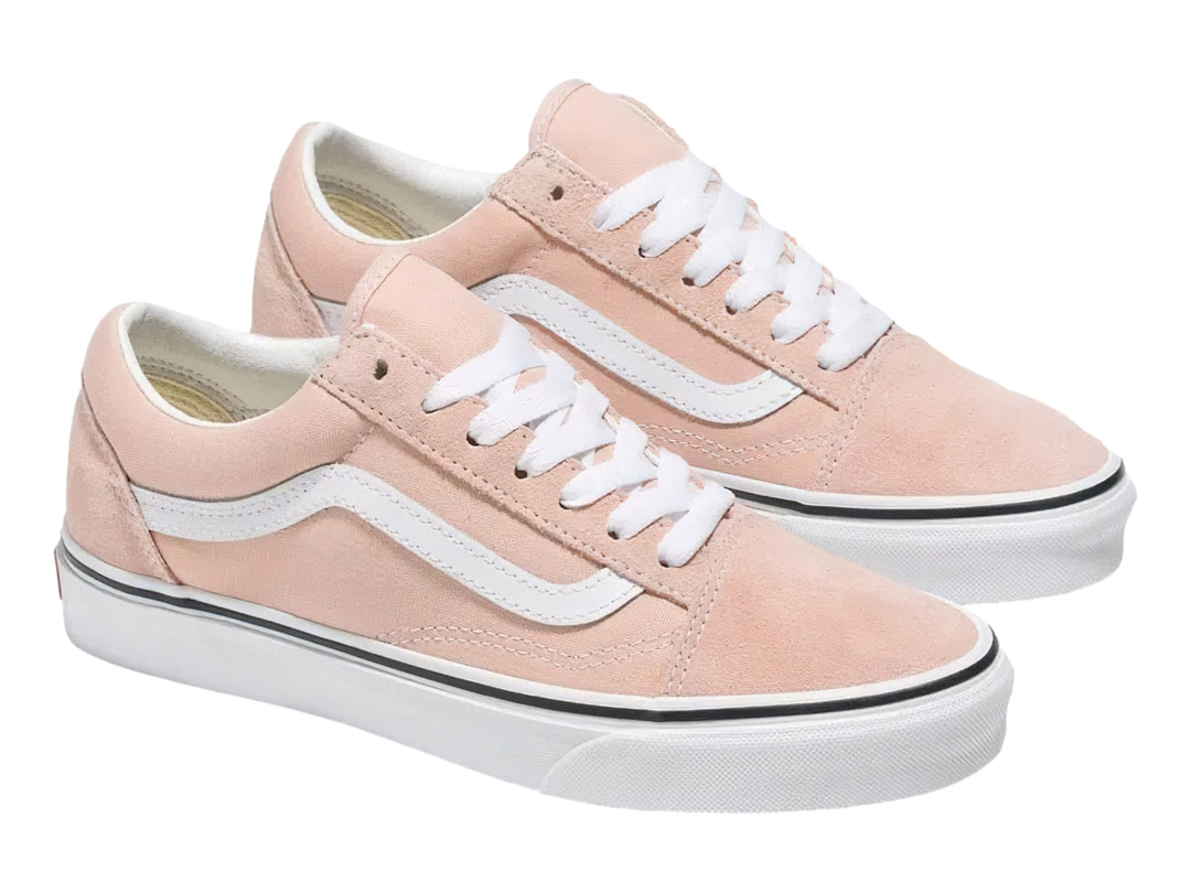 Tenis Vans Old Skool color rosa Rose Smoke con detalles y suela blanca.