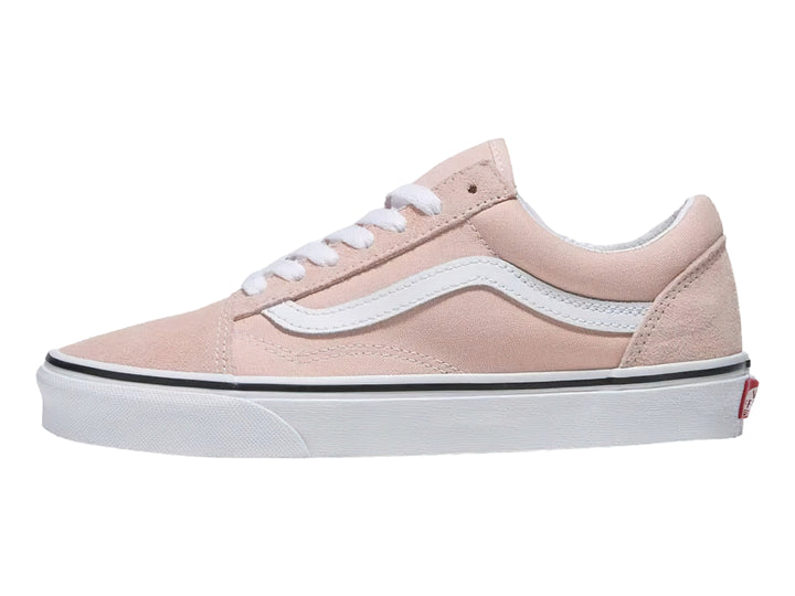 Tenis Vans Old Skool color rosa Rose Smoke con detalles y suela blanca.