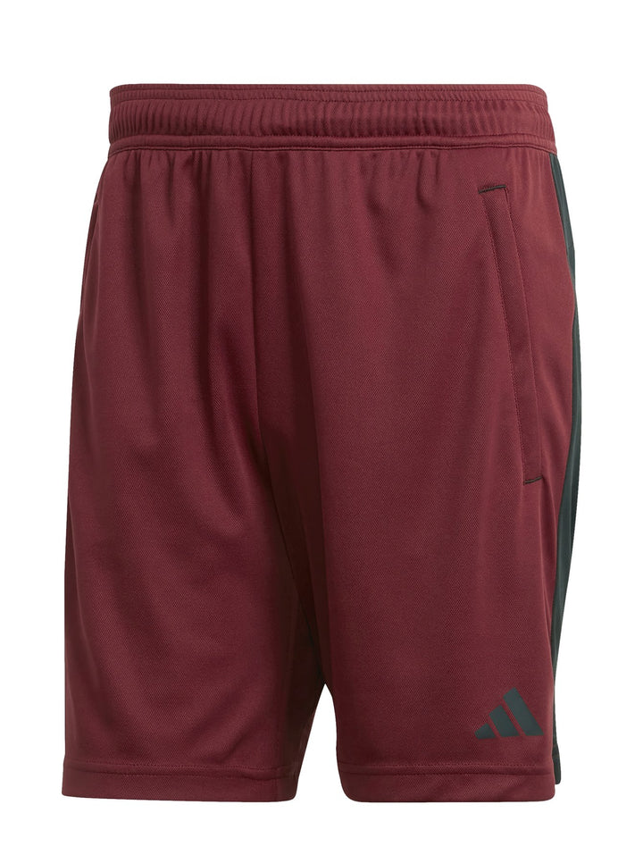 Hombre vistiendo shorts deportivos Adidas color guinda con paneles laterales negros.