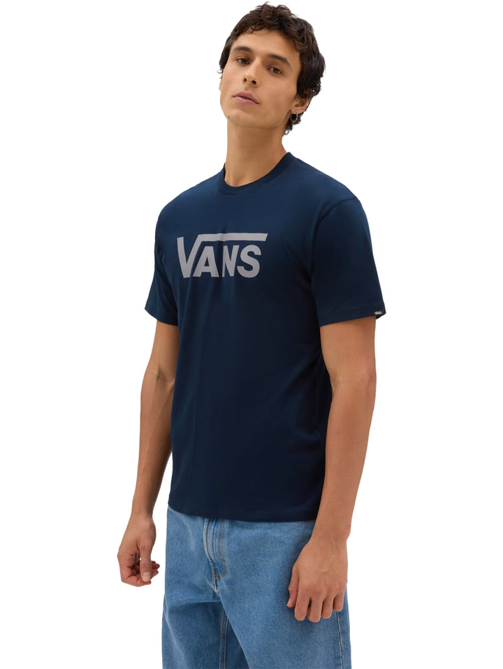 Hombre vistiendo una camiseta de manga corta color azul marino con el logotipo de VANS en gris en el pecho.