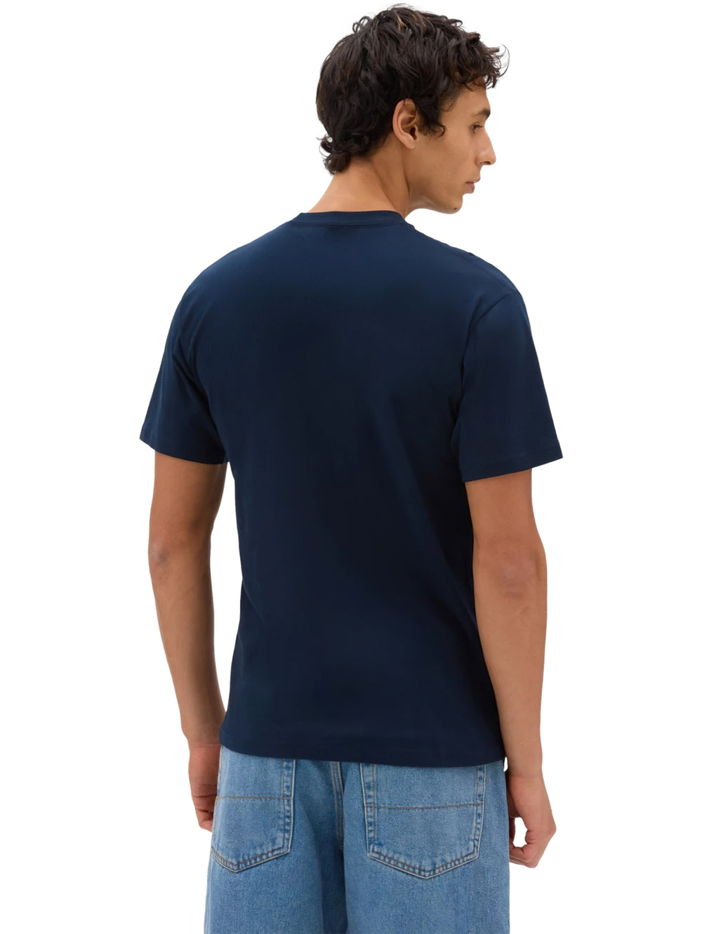 Hombre vistiendo una camiseta de manga corta color azul marino con el logotipo de VANS en gris en el pecho.