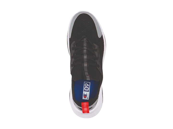 Tenis deportivos Champion en colores negro, gris y blanco con detalles rojos y suela blanca robusta.