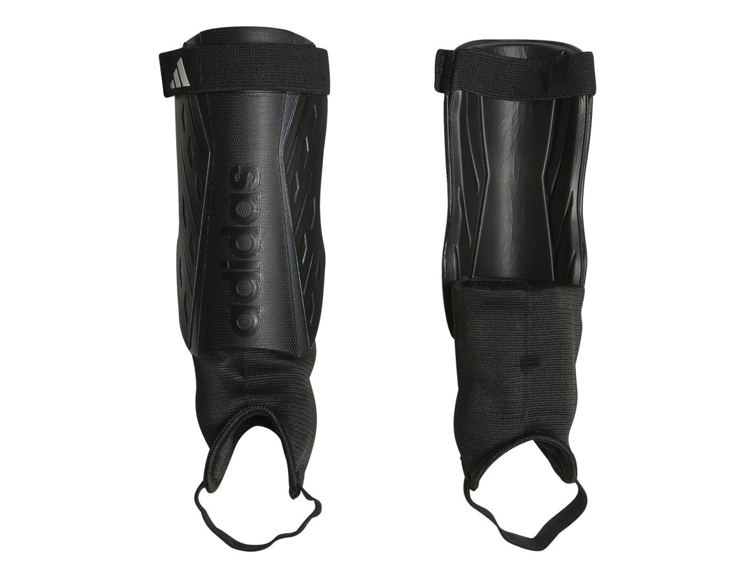 Par de espinilleras de fútbol Adidas color negro con protección rígida y base de tela.