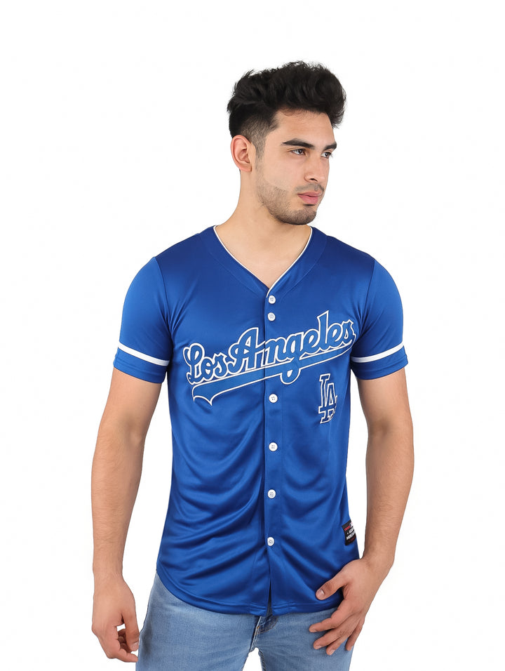 Hombre vistiendo un jersey de béisbol azul de los Dodgers de Los Ángeles con detalles en blanco.