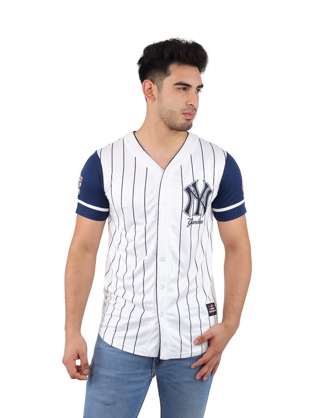 Hombre vistiendo jersey de béisbol blanco con rayas y mangas azul marino de los New York Yankees.