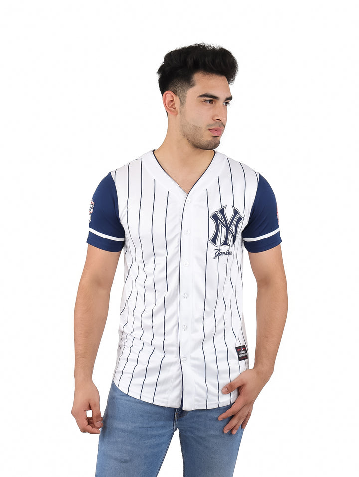 Hombre vistiendo jersey de béisbol blanco con rayas y mangas azul marino de los New York Yankees.