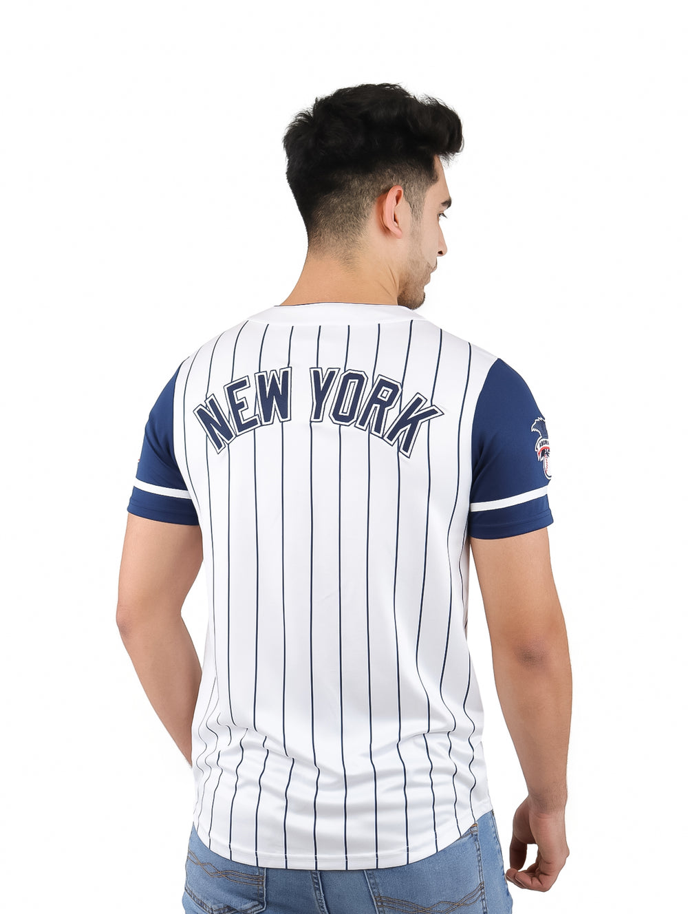 Hombre vistiendo jersey de béisbol blanco con rayas y mangas azul marino de los New York Yankees.