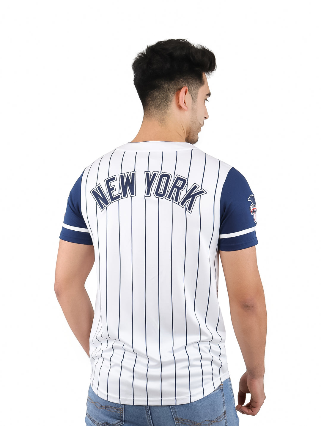 Hombre vistiendo jersey de béisbol blanco con rayas y mangas azul marino de los New York Yankees.