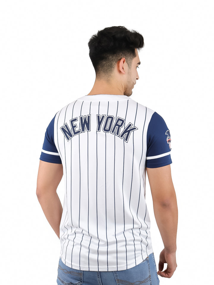 Hombre vistiendo jersey de béisbol blanco con rayas y mangas azul marino de los New York Yankees.