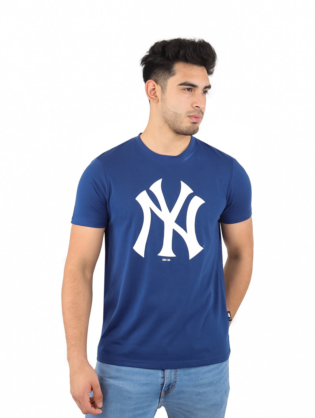 Hombre vistiendo playera azul marino de manga corta con el logotipo blanco de los New York Yankees.