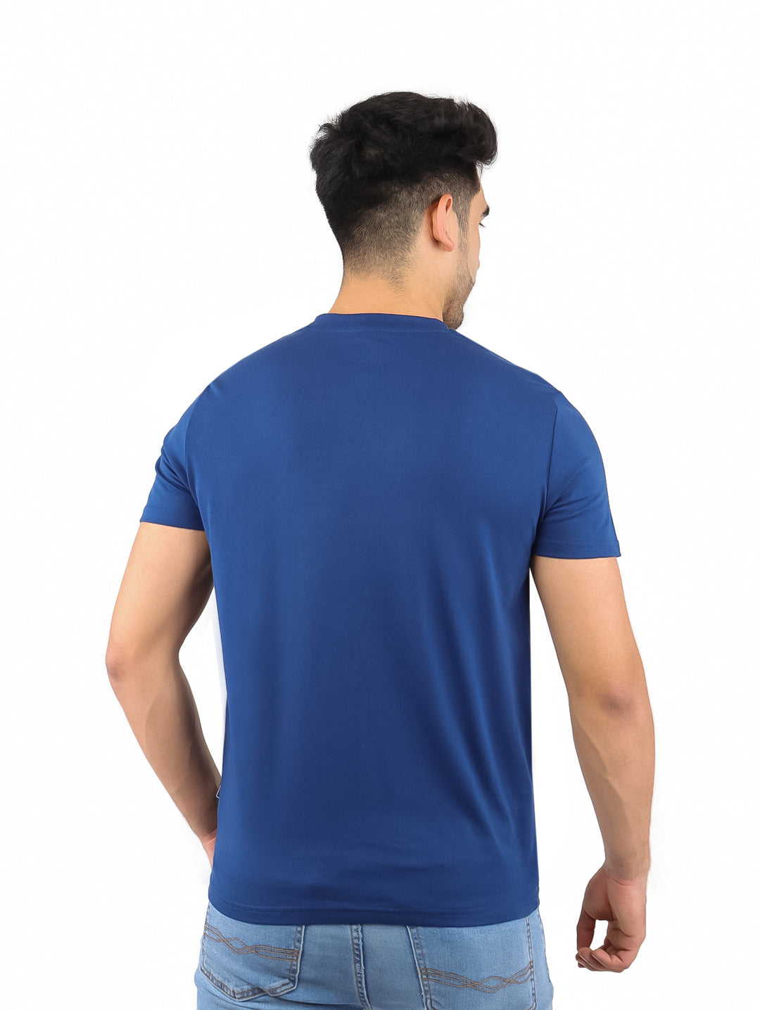 Hombre vistiendo playera azul marino de manga corta con el logotipo blanco de los New York Yankees.