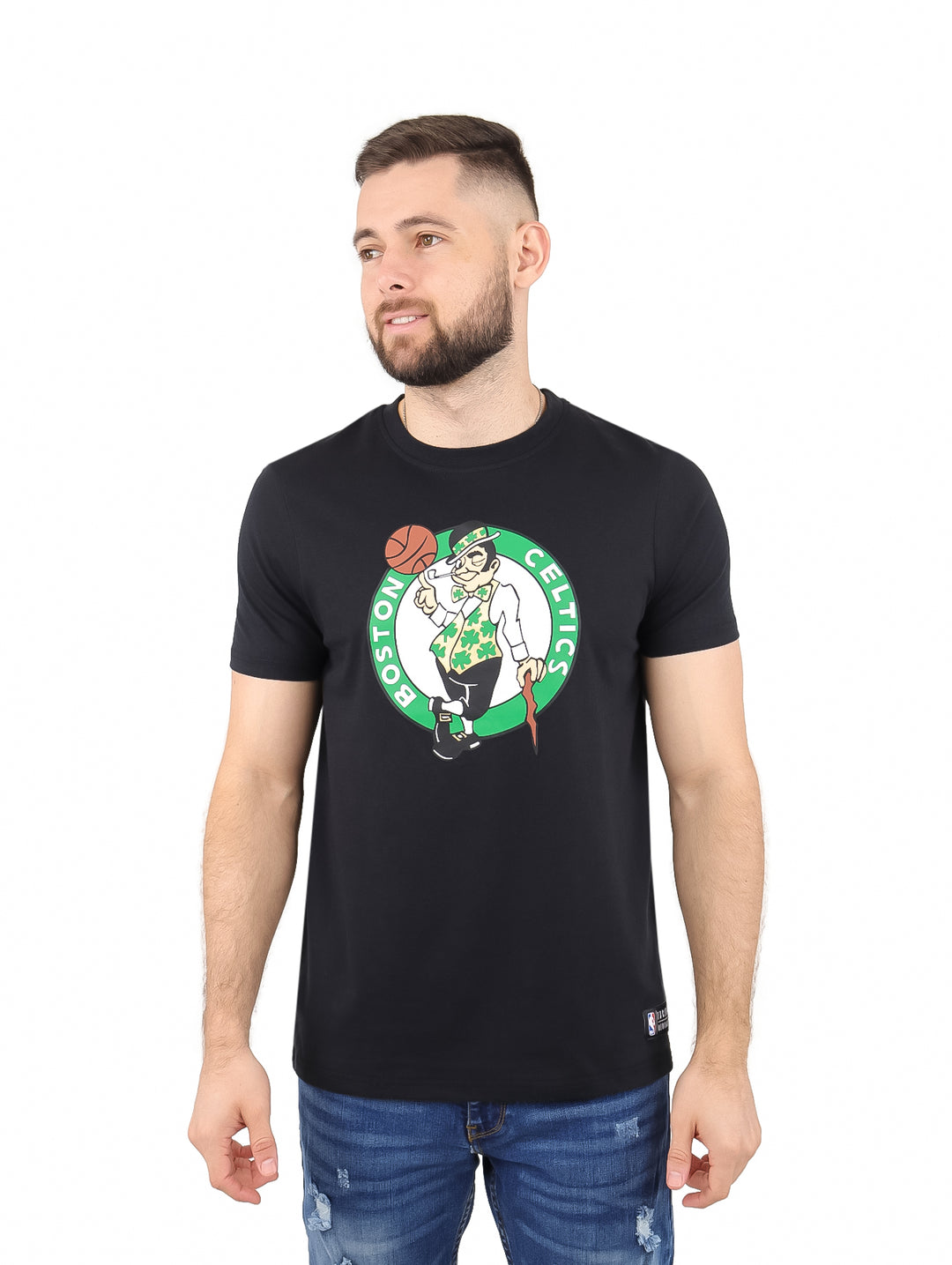 Hombre vistiendo playera negra de manga corta con el logo de los Boston Celtics en el pecho.