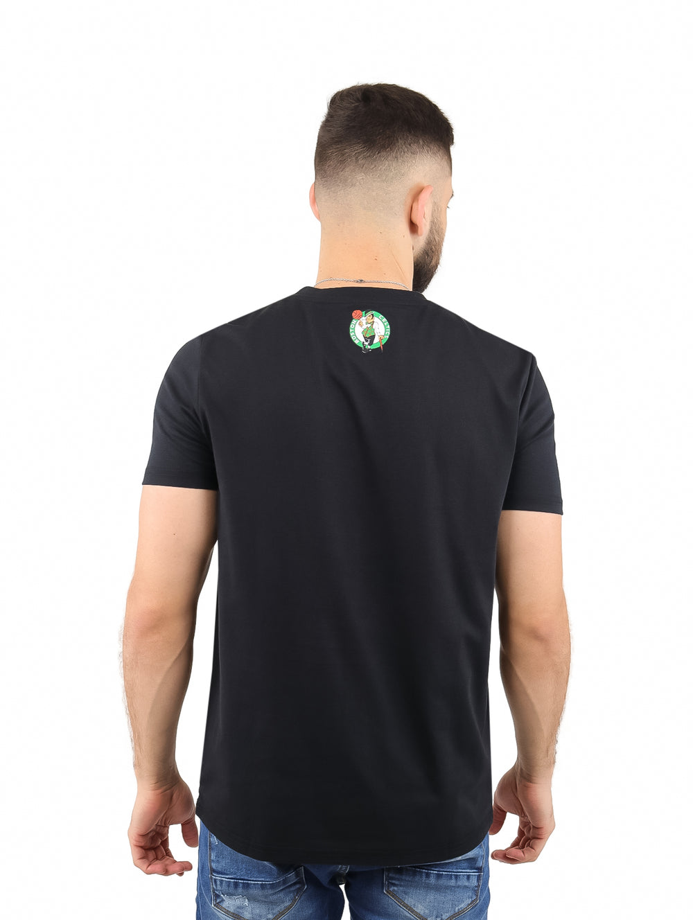 Hombre vistiendo playera negra de manga corta con el logo de los Boston Celtics en el pecho.