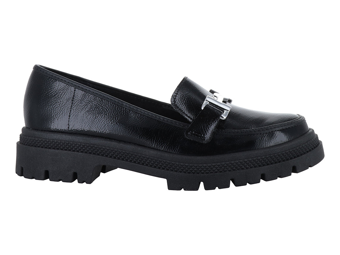 Mocasín negro brillante con hebilla plateada y suela track gruesa.