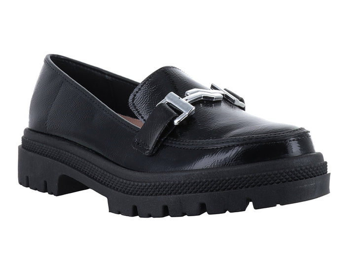 Mocasín negro brillante con hebilla plateada y suela track gruesa.