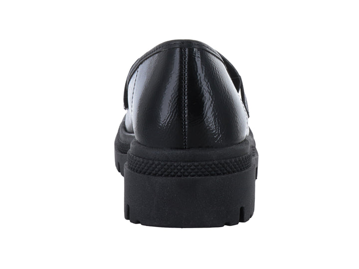 Mocasín negro brillante con hebilla plateada y suela track gruesa.