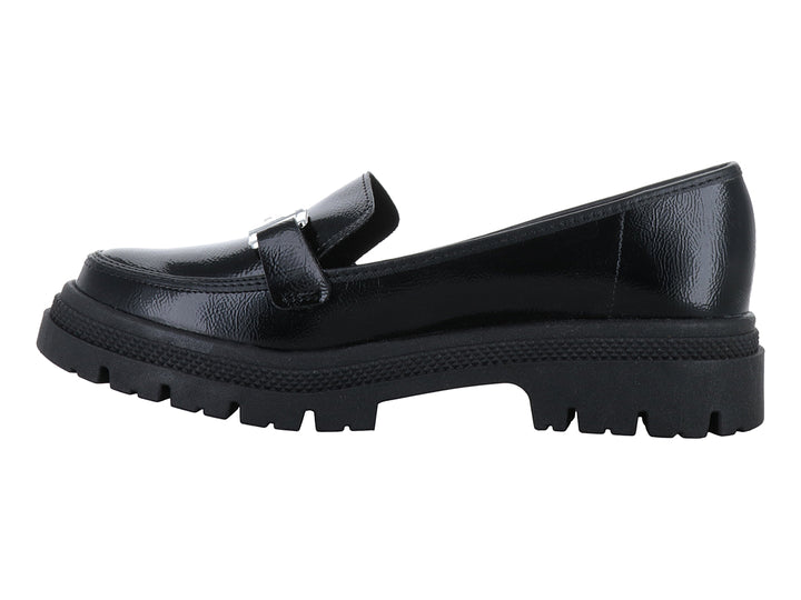Mocasín negro brillante con hebilla plateada y suela track gruesa.