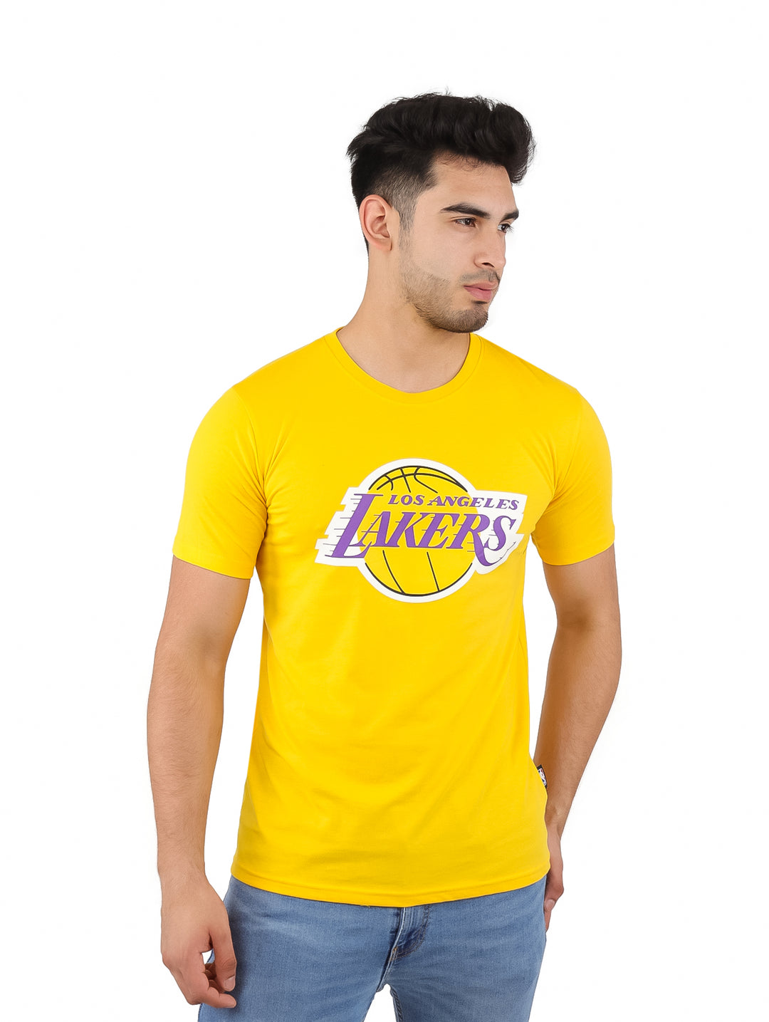 Hombre vistiendo una playera amarilla de manga corta con el logo de los Los Angeles Lakers.