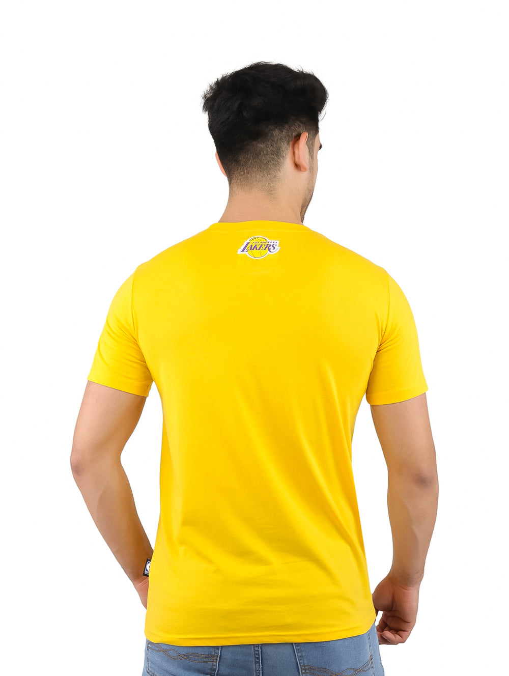 Hombre vistiendo una playera amarilla de manga corta con el logo de los Los Angeles Lakers.