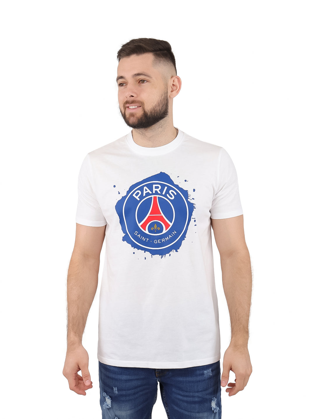 Hombre vistiendo playera blanca de manga corta con el logo del Paris Saint-Germain en el pecho.