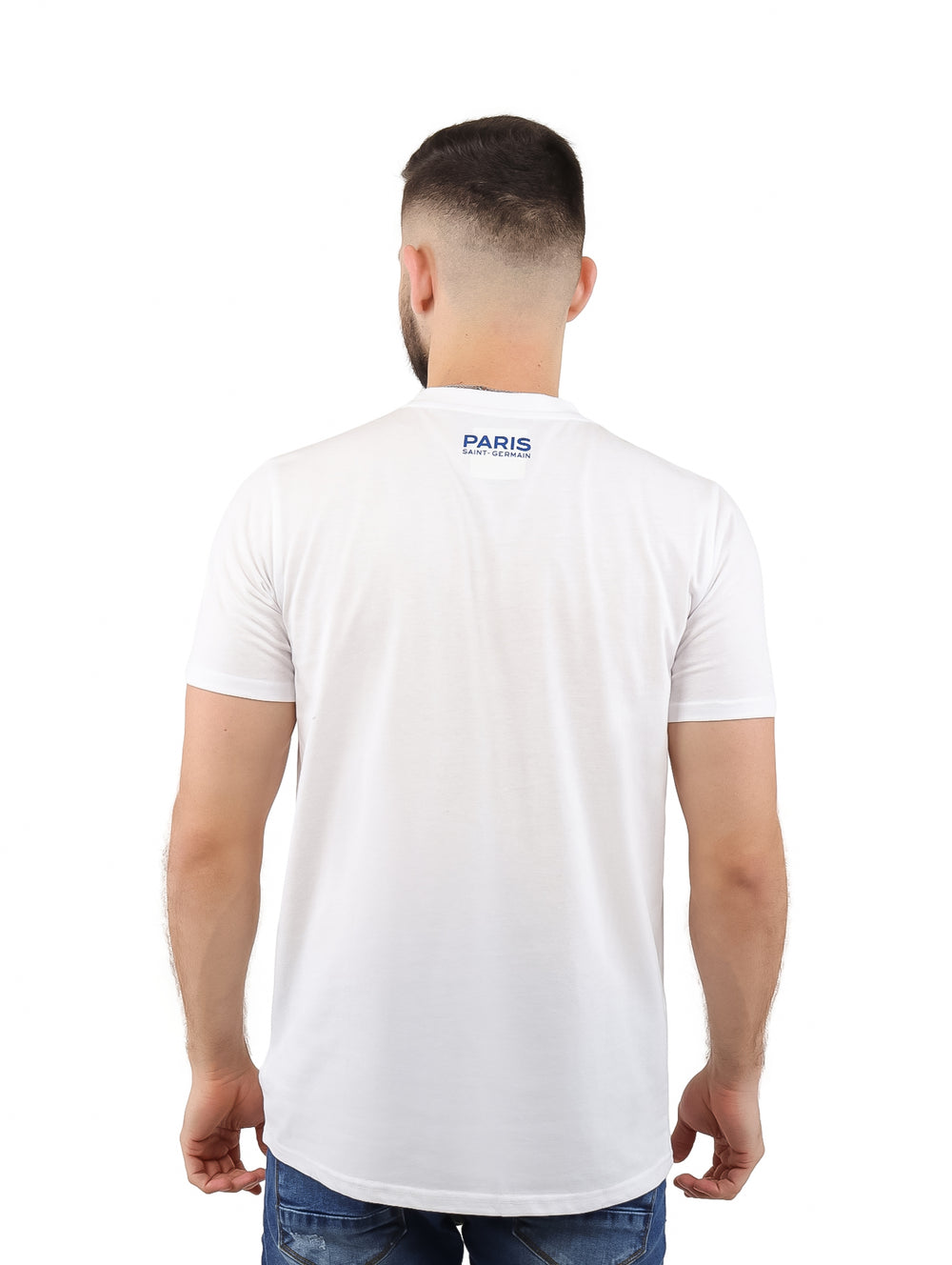 Hombre vistiendo playera blanca de manga corta con el logo del Paris Saint-Germain en el pecho.