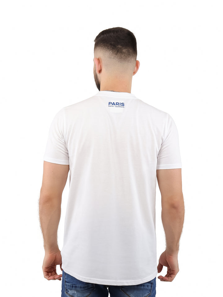 Hombre vistiendo playera blanca de manga corta con el logo del Paris Saint-Germain en el pecho.