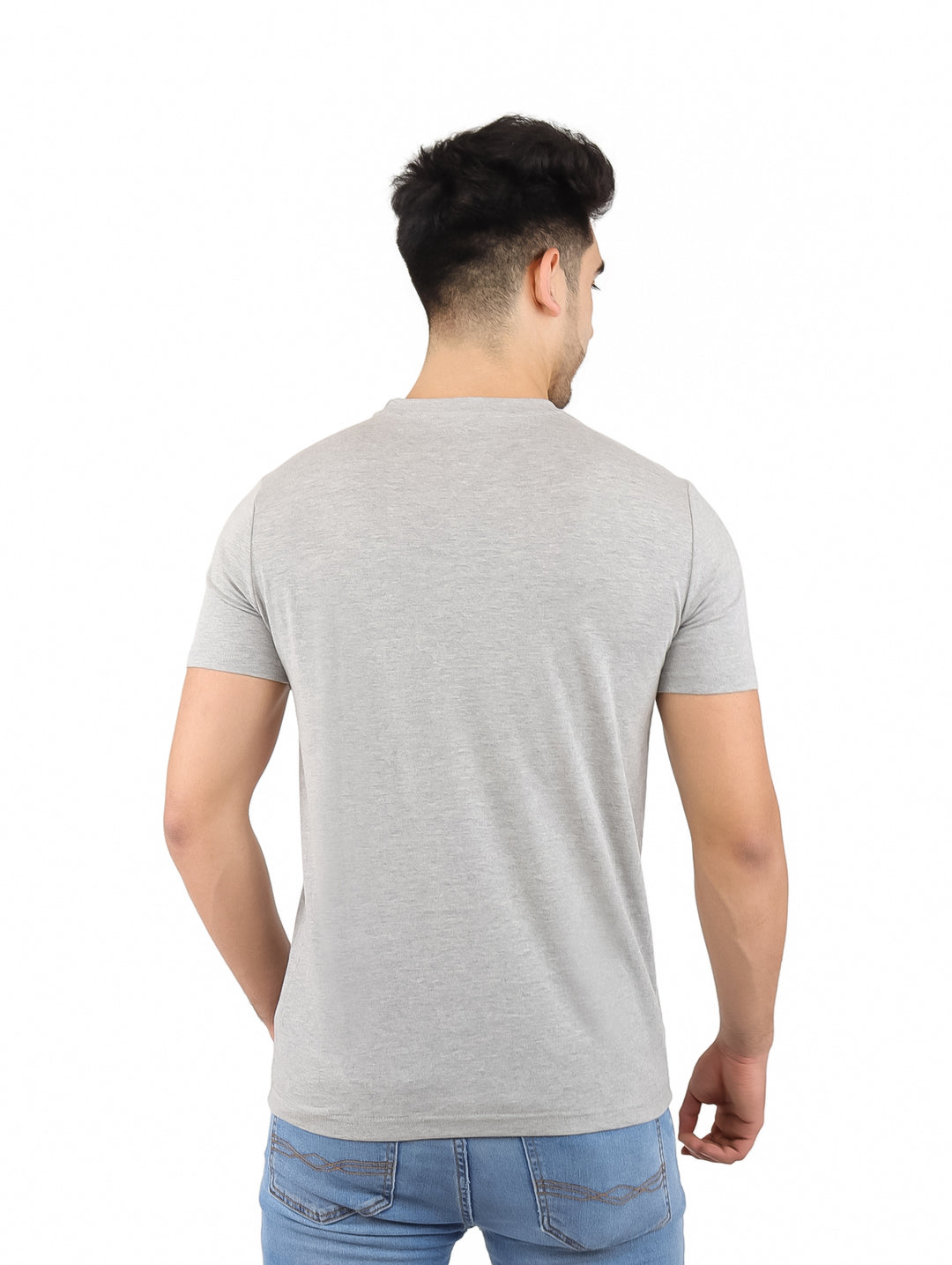 Hombre vistiendo una playera gris de manga corta con el logo de la MLB en el pecho.