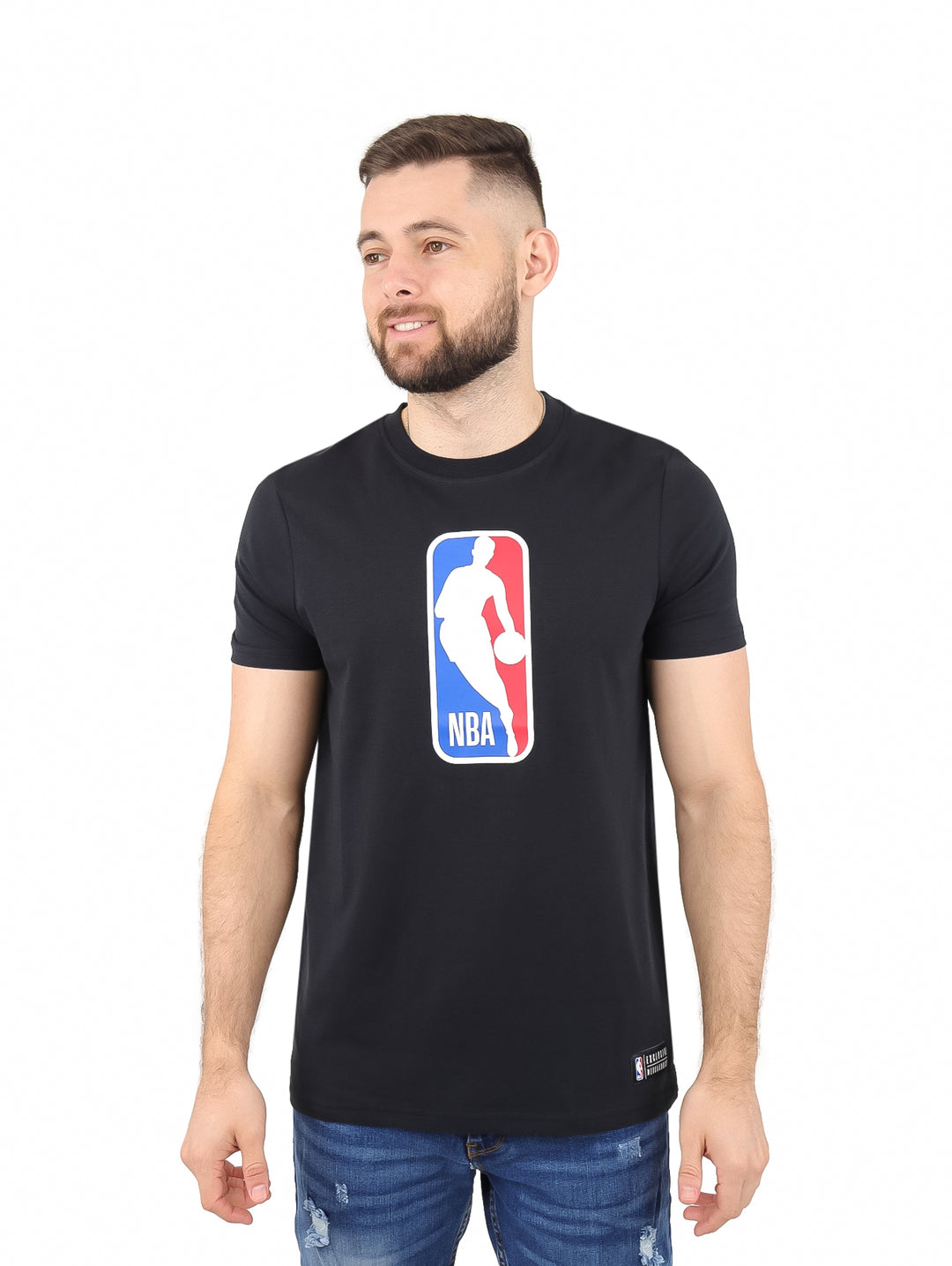 Hombre vistiendo playera negra de manga corta con el logotipo de la NBA en el pecho.