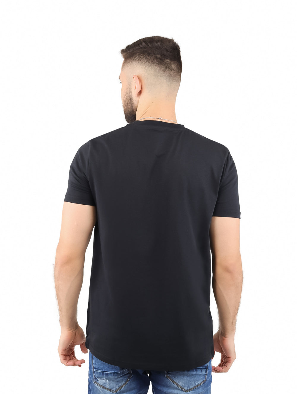 Hombre vistiendo playera negra de manga corta con el logotipo de la NBA en el pecho.