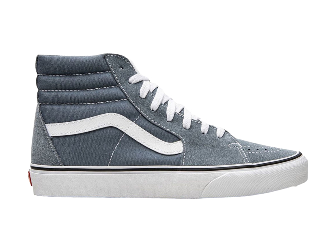 Tenis Vans Sk8-Hi color gris azulado con suela blanca y franja lateral blanca.