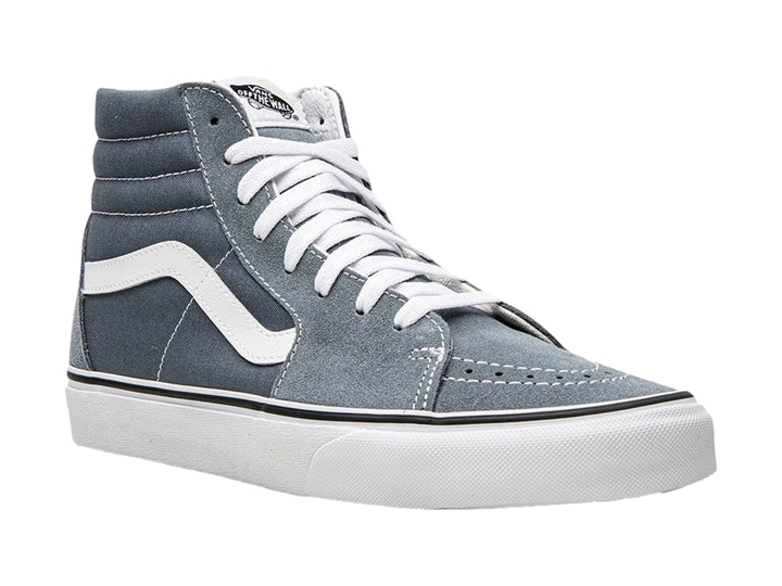 Tenis Vans Sk8-Hi color gris azulado con suela blanca y franja lateral blanca.