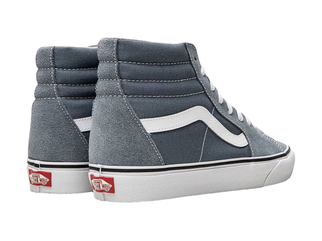 Tenis Vans Sk8-Hi color gris azulado con suela blanca y franja lateral blanca.
