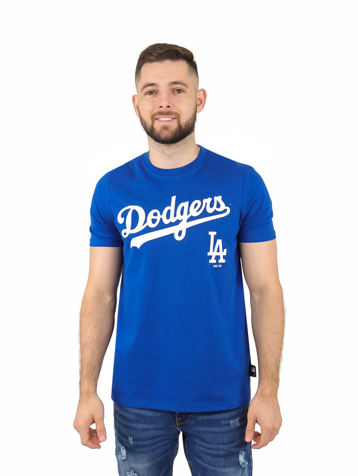 Hombre vistiendo playera azul de manga corta con el logo de los Dodgers de Los Ángeles en color blanco.