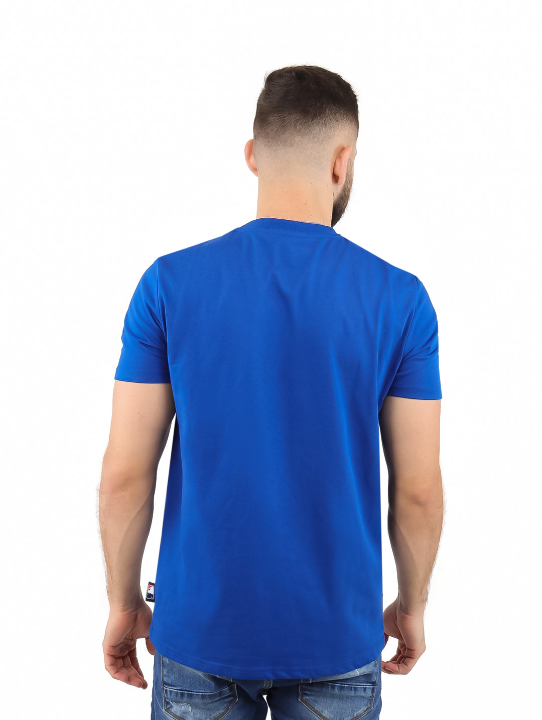 Hombre vistiendo playera azul de manga corta con el logo de los Dodgers de Los Ángeles en color blanco.